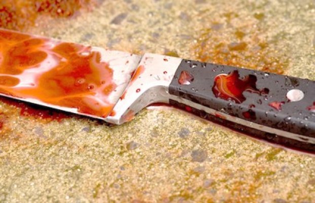 Bătrân internat, după ce a fost înjunghiat de un vecin